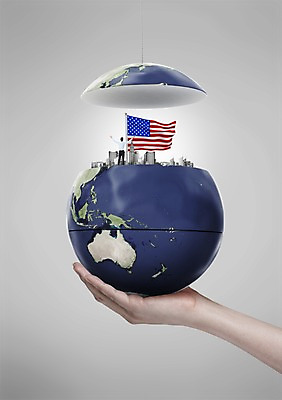 전신 PSD 편집 편집이미지 손 남자 지구 비즈니스 아메리카 서기 들기 사람 빌딩 성인 두명 뒷모습 신체부위 글로벌 글로벌비즈니스 미국 만세 성조기 국기 성인만 이미지편집 뷰포인트 북아메리카 모션 건물 대륙 파일형식