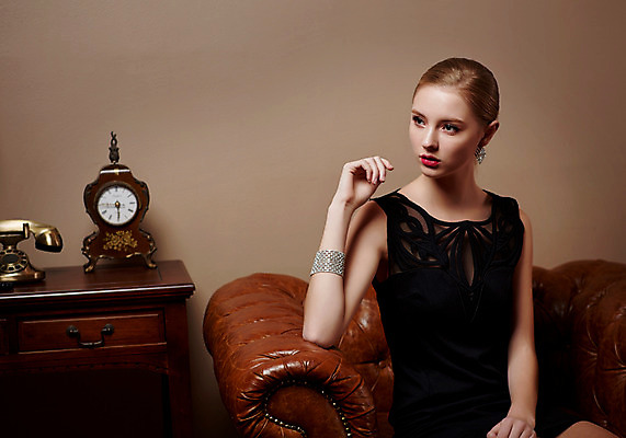 포토 JPG 스튜디오촬영 서양인 외국인 응시 드레스 여자 시계 모션 실내 한명 사람 앉기 손짓 상반신 20대 성인 앞모습 소파 섹시 우아함 전화기 청년만 청년여자만 청년여자한명만 성인여자한명만 국내포토 1 시선 옷 뷰포인트 컨셉 의자 인종 청년 내부 여자만 여자한명만 성인여자만 성인만 파일형식