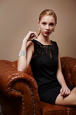 포토 JPG 스튜디오촬영 서양인 외국인 드레스 여자 모션 실내 한명 사람 앉기 손짓 상반신 20대 성인 앞모습 소파 섹시 우아함 청년만 청년여자만 청년여자한명만 성인여자한명만 국내포토 1 옷 뷰포인트 컨셉 의자 인종 청년 내부 여자만 여자한명만 성인여자만 성인만 파일형식