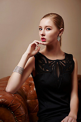 포토 JPG 스튜디오촬영 서양인 외국인 드레스 여자 모션 실내 한명 사람 앉기 손짓 상반신 20대 성인 앞모습 소파 섹시 우아함 청년만 청년여자만 청년여자한명만 성인여자한명만 국내포토 1 옷 뷰포인트 컨셉 의자 인종 청년 내부 여자만 여자한명만 성인여자만 성인만 파일형식