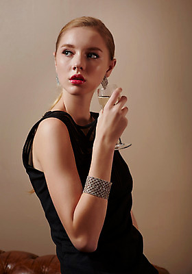 포토 JPG 스튜디오촬영 서양인 외국인 응시 드레스 여자 와인잔 모션 실내 한명 들기 사람 상반신 20대 성인 옆모습 소파 섹시 와인 우아함 청년만 청년여자만 청년여자한명만 성인여자한명만 혼족 국내포토 1 시선 옷 뷰포인트 컨셉 술잔 의자 주류 인종 청년 내부 싱글라이프 여자만 여자한명만 성인여자만 성인만 파일형식