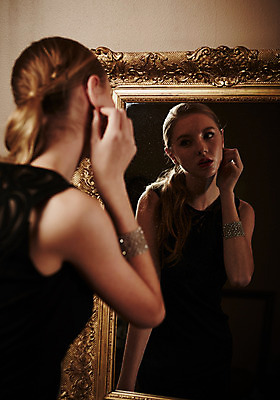 포토 JPG 스튜디오촬영 서양인 외국인 응시 드레스 여자 모션 실내 한명 서기 사람 손짓 상반신 20대 성인 뒷모습 섹시 귀걸이 거울 만지기 우아함 청년만 청년여자만 청년여자한명만 성인여자한명만 국내포토 1 시선 옷 뷰포인트 컨셉 장신구 인종 청년 내부 여자만 여자한명만 성인여자만 성인만 파일형식