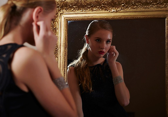 포토 JPG 스튜디오촬영 서양인 외국인 응시 드레스 여자 모션 실내 한명 서기 사람 손짓 상반신 20대 성인 뒷모습 섹시 귀걸이 거울 만지기 우아함 청년만 청년여자만 청년여자한명만 성인여자한명만 국내포토 1 시선 옷 뷰포인트 컨셉 장신구 인종 청년 내부 여자만 여자한명만 성인여자만 성인만 파일형식