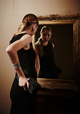 포토 JPG 스튜디오촬영 서양인 외국인 응시 드레스 여자 모션 실내 한명 들기 사람 상반신 20대 성인 뒷모습 섹시 거울 핸드백 우아함 청년만 청년여자만 청년여자한명만 성인여자한명만 국내포토 1 시선 옷 뷰포인트 컨셉 가방 인종 청년 내부 여자만 여자한명만 성인여자만 성인만 파일형식