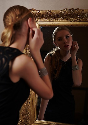 포토 JPG 스튜디오촬영 서양인 외국인 응시 드레스 여자 모션 실내 한명 서기 사람 손짓 상반신 20대 성인 뒷모습 섹시 귀걸이 거울 만지기 우아함 꾸미기 청년만 청년여자만 청년여자한명만 성인여자한명만 국내포토 1 시선 옷 뷰포인트 컨셉 장신구 인종 청년 내부 여자만 여자한명만 성인여자만 성인만 파일형식