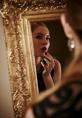 포토 JPG 스튜디오촬영 서양인 외국인 응시 드레스 여자 모션 실내 한명 들기 사람 상반신 20대 성인 뒷모습 화장 섹시 거울 립스틱 우아함 청년만 청년여자만 청년여자한명만 성인여자한명만 국내포토 1 시선 옷 뷰포인트 컨셉 인종 청년 내부 뷰티 화장품 여자만 여자한명만 성인여자만 성인만 파일형식