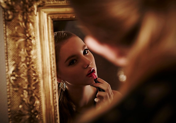 포토 JPG 스튜디오촬영 서양인 외국인 응시 드레스 여자 모션 실내 한명 들기 사람 상반신 20대 성인 뒷모습 화장 섹시 거울 립스틱 우아함 청년만 청년여자만 청년여자한명만 성인여자한명만 국내포토 1 시선 옷 뷰포인트 컨셉 인종 청년 내부 뷰티 화장품 여자만 여자한명만 성인여자만 성인만 파일형식