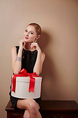 포토 JPG 스튜디오촬영 서양인 외국인 드레스 여자 리본 모션 탁자 실내 선물 한명 미소 들기 사람 앉기 손짓 상반신 20대 성인 앞모습 선물상자 섹시 다리꼬기 우아함 청년만 청년여자만 청년여자한명만 성인여자한명만 국내포토 1 옷 뷰포인트 가구 컨셉 표정 인종 청년 내부 상자 여자만 여자한명만 성인여자만 성인만 파일형식