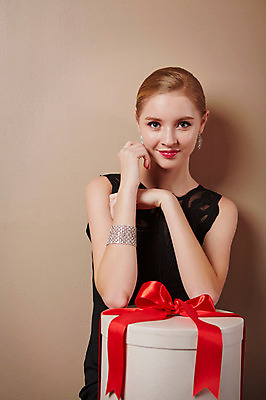 포토 JPG 스튜디오촬영 서양인 외국인 드레스 여자 리본 모션 실내 선물 한명 미소 사람 앉기 손짓 상반신 20대 성인 앞모습 선물상자 섹시 우아함 청년만 청년여자만 청년여자한명만 성인여자한명만 국내포토 1 옷 뷰포인트 컨셉 표정 인종 청년 내부 상자 여자만 여자한명만 성인여자만 성인만 파일형식