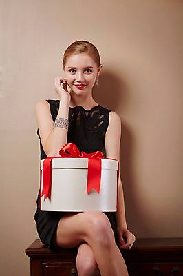 포토 JPG 스튜디오촬영 서양인 외국인 드레스 여자 리본 모션 탁자 실내 선물 한명 미소 사람 앉기 손짓 상반신 20대 성인 앞모습 선물상자 섹시 귀걸이 만지기 다리꼬기 우아함 청년만 청년여자만 청년여자한명만 성인여자한명만 국내포토 1 옷 뷰포인트 가구 컨셉 장신구 표정 인종 청년 내부 상자 여자만 여자한명만 성인여자만 성인만 파일형식