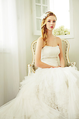 포토 JPG 스튜디오촬영 전신 서양인 외국인 여자 꽃 신부 웨딩드레스 결혼 의자 모션 실내 한명 사람 앉기 20대 성인 앞모습 커튼 우아함 창가 청년만 청년여자만 청년여자한명만 성인여자한명만 국내포토 식물 1 드레스 뷰포인트 가구 컨셉 창문 인종 이벤트 청년 내부 여자만 여자한명만 성인여자만 성인만 파일형식