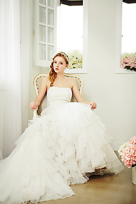 포토 JPG 스튜디오촬영 전신 서양인 외국인 여자 꽃 신부 웨딩드레스 결혼 의자 모션 실내 한명 사람 앉기 20대 성인 앞모습 커튼 우아함 창가 청년만 청년여자만 청년여자한명만 성인여자한명만 국내포토 식물 1 드레스 뷰포인트 가구 컨셉 창문 인종 이벤트 청년 내부 여자만 여자한명만 성인여자만 성인만 파일형식