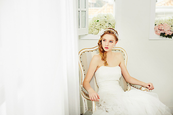 포토 JPG 스튜디오촬영 서양인 외국인 여자 꽃 신부 웨딩드레스 결혼 의자 모션 실내 한명 사람 앉기 상반신 20대 성인 앞모습 커튼 우아함 창가 청년만 청년여자만 청년여자한명만 성인여자한명만 국내포토 식물 1 드레스 뷰포인트 가구 컨셉 창문 인종 이벤트 청년 내부 여자만 여자한명만 성인여자만 성인만 파일형식