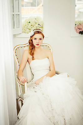 포토 JPG 스튜디오촬영 서양인 외국인 여자 꽃 신부 웨딩드레스 결혼 의자 모션 실내 한명 사람 앉기 상반신 20대 성인 앞모습 커튼 우아함 창가 청년만 청년여자만 청년여자한명만 성인여자한명만 국내포토 식물 1 드레스 뷰포인트 가구 컨셉 창문 인종 이벤트 청년 내부 여자만 여자한명만 성인여자만 성인만 파일형식