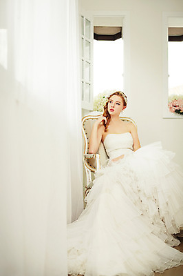 포토 JPG 스튜디오촬영 전신 서양인 외국인 여자 꽃 신부 웨딩드레스 결혼 모션 실내 한명 사람 앉기 20대 성인 앞모습 커튼 우아함 창가 청년만 청년여자만 청년여자한명만 성인여자한명만 국내포토 식물 1 드레스 뷰포인트 컨셉 창문 인종 이벤트 청년 내부 여자만 여자한명만 성인여자만 성인만 파일형식