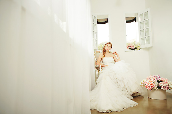 포토 JPG 스튜디오촬영 전신 서양인 외국인 여자 꽃 화분 신부 웨딩드레스 결혼 의자 모션 실내 한명 사람 앉기 20대 성인 앞모습 커튼 우아함 창가 청년만 청년여자만 청년여자한명만 성인여자한명만 국내포토 식물 1 드레스 뷰포인트 가구 컨셉 창문 인종 이벤트 청년 내부 여자만 여자한명만 성인여자만 성인만 파일형식