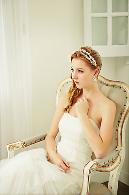 포토 JPG 스튜디오촬영 서양인 외국인 여자 신부 웨딩드레스 결혼 의자 모션 실내 한명 사람 앉기 상반신 20대 성인 옆모습 머리띠 커튼 우아함 창가 청년만 청년여자만 청년여자한명만 성인여자한명만 국내포토 1 드레스 뷰포인트 가구 컨셉 장신구 창문 인종 이벤트 청년 내부 여자만 여자한명만 성인여자만 성인만 파일형식