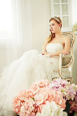 포토 JPG 스튜디오촬영 서양인 외국인 여자 꽃 신부 웨딩드레스 결혼 의자 모션 실내 한명 사람 앉기 상반신 20대 성인 옆모습 머리띠 커튼 우아함 창가 청년만 청년여자만 청년여자한명만 성인여자한명만 국내포토 식물 1 드레스 뷰포인트 가구 컨셉 장신구 창문 인종 이벤트 청년 내부 여자만 여자한명만 성인여자만 성인만 파일형식