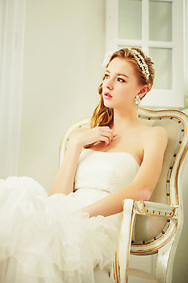 포토 JPG 스튜디오촬영 서양인 외국인 여자 신부 웨딩드레스 결혼 의자 모션 실내 한명 사람 앉기 손짓 상반신 20대 성인 옆모습 머리띠 우아함 창가 청년만 청년여자만 청년여자한명만 성인여자한명만 국내포토 1 드레스 뷰포인트 가구 컨셉 장신구 창문 인종 이벤트 청년 내부 여자만 여자한명만 성인여자만 성인만 파일형식