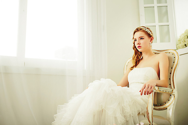 포토 JPG 스튜디오촬영 서양인 외국인 여자 신부 로우앵글 웨딩드레스 결혼 의자 모션 실내 무표정 한명 사람 앉기 상반신 20대 성인 옆모습 햇빛 커튼 우아함 창가 청년만 청년여자만 청년여자한명만 성인여자한명만 국내포토 1 드레스 감정 뷰포인트 가구 컨셉 창문 표정 인종 이벤트 청년 내부 태양 여자만 여자한명만 성인여자만 성인만 파일형식