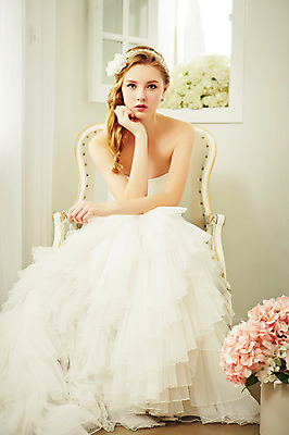 포토 JPG 스튜디오촬영 전신 서양인 외국인 여자 꽃 신부 웨딩드레스 결혼 의자 모션 실내 한명 사람 앉기 손짓 20대 성인 앞모습 턱괴기 머리띠 커튼 우아함 창가 청년만 청년여자만 청년여자한명만 성인여자한명만 국내포토 식물 1 드레스 뷰포인트 가구 컨셉 장신구 창문 인종 이벤트 청년 내부 여자만 여자한명만 성인여자만 성인만 파일형식