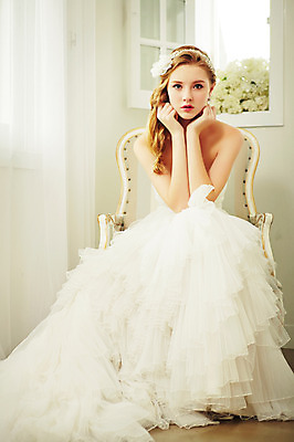 포토 JPG 스튜디오촬영 전신 서양인 외국인 여자 신부 웨딩드레스 결혼 의자 모션 실내 한명 사람 앉기 20대 성인 앞모습 턱괴기 머리띠 커튼 우아함 창가 청년만 청년여자만 청년여자한명만 성인여자한명만 국내포토 1 드레스 뷰포인트 가구 컨셉 장신구 창문 인종 이벤트 청년 내부 여자만 여자한명만 성인여자만 성인만 파일형식