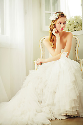 포토 JPG 스튜디오촬영 전신 서양인 외국인 여자 꽃 신부 웨딩드레스 결혼 의자 모션 실내 한명 사람 앉기 손짓 20대 성인 앞모습 턱괴기 머리띠 커튼 우아함 창가 청년만 청년여자만 청년여자한명만 성인여자한명만 국내포토 식물 1 드레스 뷰포인트 가구 컨셉 장신구 창문 인종 이벤트 청년 내부 여자만 여자한명만 성인여자만 성인만 파일형식