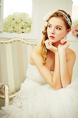 포토 JPG 스튜디오촬영 서양인 외국인 응시 여자 꽃 신부 웨딩드레스 결혼 의자 모션 실내 한명 사람 앉기 손짓 상반신 20대 성인 앞모습 턱괴기 머리띠 우아함 청년만 청년여자만 청년여자한명만 성인여자한명만 국내포토 식물 1 시선 드레스 뷰포인트 가구 컨셉 장신구 인종 이벤트 청년 내부 여자만 여자한명만 성인여자만 성인만 파일형식