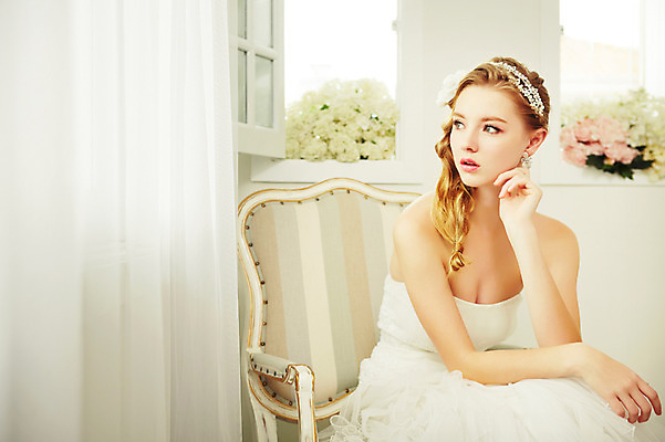 포토 JPG 스튜디오촬영 서양인 외국인 응시 여자 꽃 신부 웨딩드레스 결혼 의자 모션 실내 한명 사람 앉기 손짓 상반신 20대 성인 앞모습 커튼 우아함 창가 청년만 청년여자만 청년여자한명만 성인여자한명만 국내포토 식물 1 시선 드레스 뷰포인트 가구 컨셉 창문 인종 이벤트 청년 내부 여자만 여자한명만 성인여자만 성인만 파일형식