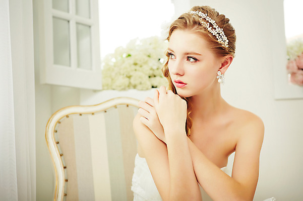 포토 JPG 스튜디오촬영 서양인 외국인 응시 여자 꽃 신부 웨딩드레스 결혼 의자 모션 실내 한명 사람 앉기 손짓 상반신 20대 성인 앞모습 머리띠 우아함 창가 청년만 청년여자만 청년여자한명만 성인여자한명만 국내포토 식물 1 시선 드레스 뷰포인트 가구 컨셉 장신구 창문 인종 이벤트 청년 내부 여자만 여자한명만 성인여자만 성인만 파일형식