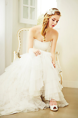 포토 JPG 스튜디오촬영 전신 서양인 외국인 여자 신부 구두 웨딩드레스 결혼 의자 모션 실내 한명 사람 앉기 20대 성인 앞모습 머리띠 커튼 우아함 창가 청년만 청년여자만 청년여자한명만 성인여자한명만 국내포토 1 드레스 뷰포인트 가구 신발 컨셉 장신구 창문 인종 이벤트 청년 내부 여자만 여자한명만 성인여자만 성인만 파일형식