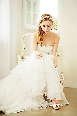 포토 JPG 스튜디오촬영 전신 서양인 외국인 여자 꽃 신부 구두 웨딩드레스 결혼 의자 모션 실내 한명 사람 앉기 20대 성인 앞모습 머리띠 커튼 우아함 창가 청년만 청년여자만 청년여자한명만 성인여자한명만 국내포토 식물 1 드레스 뷰포인트 가구 신발 컨셉 장신구 창문 인종 이벤트 청년 내부 여자만 여자한명만 성인여자만 성인만 파일형식