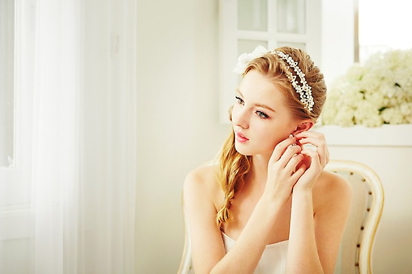 포토 JPG 스튜디오촬영 서양인 외국인 여자 꽃 신부 웨딩드레스 결혼 의자 모션 실내 한명 사람 앉기 손짓 상반신 20대 성인 옆모습 귀걸이 머리띠 커튼 우아함 창가 청년만 청년여자만 청년여자한명만 성인여자한명만 국내포토 식물 1 드레스 뷰포인트 가구 컨셉 장신구 창문 인종 이벤트 청년 내부 여자만 여자한명만 성인여자만 성인만 파일형식