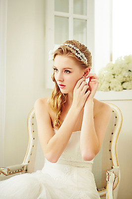 포토 JPG 스튜디오촬영 서양인 외국인 응시 여자 꽃 신부 웨딩드레스 결혼 의자 모션 실내 한명 사람 앉기 손짓 상반신 20대 성인 옆모습 귀걸이 머리띠 우아함 창가 청년만 청년여자만 청년여자한명만 성인여자한명만 국내포토 식물 1 시선 드레스 뷰포인트 가구 컨셉 장신구 창문 인종 이벤트 청년 내부 여자만 여자한명만 성인여자만 성인만 파일형식