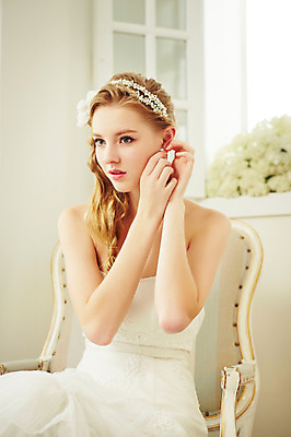 포토 JPG 스튜디오촬영 서양인 외국인 응시 여자 꽃 신부 웨딩드레스 결혼 의자 모션 실내 한명 사람 앉기 손짓 상반신 20대 성인 앞모습 귀걸이 우아함 창가 머리끈 청년만 청년여자만 청년여자한명만 성인여자한명만 국내포토 식물 1 시선 드레스 뷰포인트 가구 컨셉 장신구 창문 인종 이벤트 청년 내부 여자만 여자한명만 성인여자만 성인만 파일형식