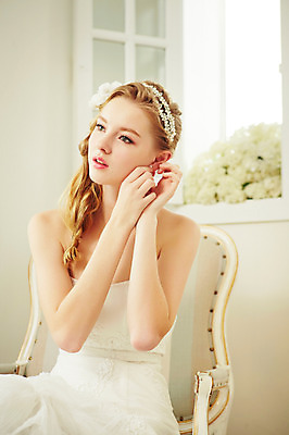 포토 JPG 스튜디오촬영 서양인 외국인 응시 여자 꽃 신부 웨딩드레스 결혼 의자 모션 실내 한명 사람 앉기 손짓 상반신 20대 성인 앞모습 귀걸이 우아함 창가 청년만 청년여자만 청년여자한명만 성인여자한명만 국내포토 식물 1 시선 드레스 뷰포인트 가구 컨셉 장신구 창문 인종 이벤트 청년 내부 여자만 여자한명만 성인여자만 성인만 파일형식
