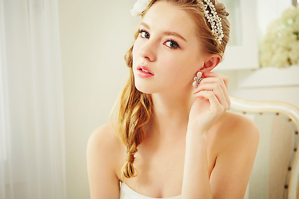 포토 JPG 스튜디오촬영 서양인 외국인 여자 신부 웨딩드레스 결혼 의자 모션 실내 한명 사람 앉기 손짓 상반신 20대 성인 신체부위 귀걸이 만지기 커튼 우아함 창가 귀 청년만 청년여자만 청년여자한명만 성인여자한명만 국내포토 1 드레스 가구 컨셉 장신구 창문 인종 이벤트 청년 내부 여자만 여자한명만 성인여자만 성인만 파일형식