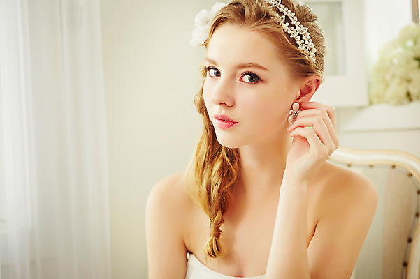 포토 JPG 스튜디오촬영 서양인 외국인 여자 신부 웨딩드레스 결혼 의자 모션 실내 한명 사람 앉기 손짓 상반신 20대 성인 옆모습 신체부위 귀걸이 만지기 커튼 우아함 창가 귀 청년만 청년여자만 청년여자한명만 성인여자한명만 국내포토 1 드레스 뷰포인트 가구 컨셉 장신구 창문 인종 이벤트 청년 내부 여자만 여자한명만 성인여자만 성인만 파일형식