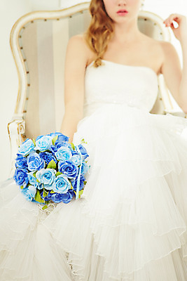 포토 JPG 스튜디오촬영 서양인 외국인 여자 꽃 신부 부케 웨딩드레스 결혼 의자 모션 실내 한명 들기 사람 앉기 손짓 20대 성인 앞모습 하반신 우아함 청년만 청년여자만 청년여자한명만 성인여자한명만 국내포토 식물 1 드레스 뷰포인트 꽃다발 가구 컨셉 인종 이벤트 청년 내부 여자만 여자한명만 성인여자만 성인만 파일형식