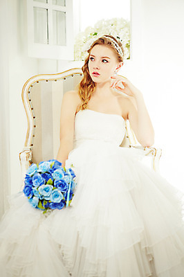 포토 JPG 스튜디오촬영 서양인 외국인 여자 꽃 신부 부케 웨딩드레스 결혼 모션 실내 한명 들기 사람 앉기 손짓 상반신 20대 성인 앞모습 우아함 창가 청년만 청년여자만 청년여자한명만 성인여자한명만 국내포토 식물 1 드레스 뷰포인트 꽃다발 컨셉 창문 인종 이벤트 청년 내부 여자만 여자한명만 성인여자만 성인만 파일형식