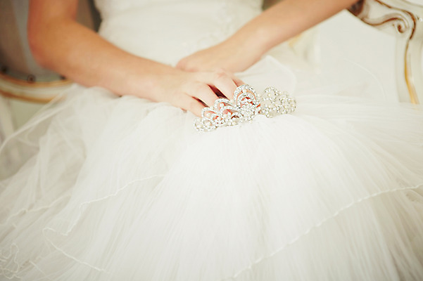 포토 JPG 스튜디오촬영 서양인 외국인 손 여자 신부 웨딩드레스 결혼 의자 모션 실내 한명 사람 앉기 손짓 20대 성인 앞모습 신체부위 우아함 티아라 손모으기 청년만 국내포토 1 드레스 뷰포인트 가구 컨셉 왕관 인종 이벤트 청년 내부 성인만 파일형식