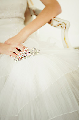 포토 JPG 스튜디오촬영 서양인 외국인 손 여자 신부 웨딩드레스 결혼 의자 모션 실내 한명 사람 앉기 20대 성인 신체부위 우아함 티아라 손모으기 청년만 국내포토 1 드레스 가구 컨셉 왕관 인종 손짓 이벤트 청년 내부 성인만 파일형식