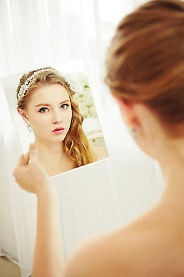 포토 JPG 스튜디오촬영 서양인 외국인 여자 신부 웨딩드레스 결혼 모션 실내 한명 들기 사람 상반신 20대 성인 뒷모습 거울 커튼 우아함 창가 청년만 청년여자만 청년여자한명만 성인여자한명만 국내포토 1 드레스 뷰포인트 컨셉 창문 인종 이벤트 청년 내부 여자만 여자한명만 성인여자만 성인만 파일형식