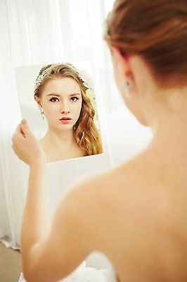 포토 JPG 스튜디오촬영 서양인 외국인 여자 신부 웨딩드레스 결혼 모션 실내 한명 들기 사람 상반신 20대 성인 뒷모습 거울 커튼 우아함 창가 청년만 청년여자만 청년여자한명만 성인여자한명만 국내포토 1 드레스 뷰포인트 컨셉 창문 인종 이벤트 청년 내부 여자만 여자한명만 성인여자만 성인만 파일형식