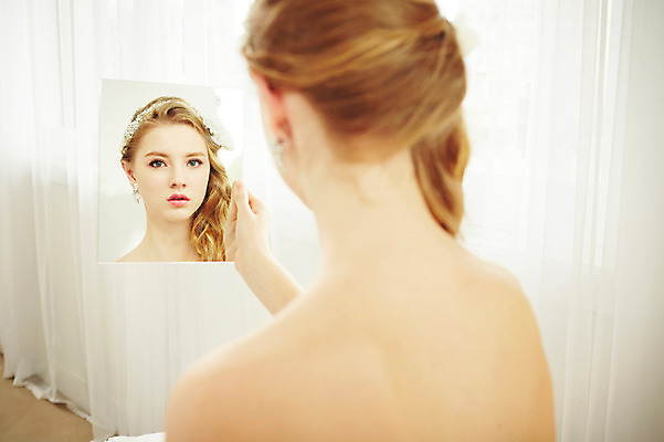 포토 JPG 스튜디오촬영 서양인 외국인 여자 신부 웨딩드레스 결혼 모션 실내 한명 들기 사람 앉기 상반신 20대 성인 뒷모습 거울 커튼 우아함 창가 청년만 청년여자만 청년여자한명만 성인여자한명만 국내포토 1 드레스 뷰포인트 컨셉 창문 인종 이벤트 청년 내부 여자만 여자한명만 성인여자만 성인만 파일형식