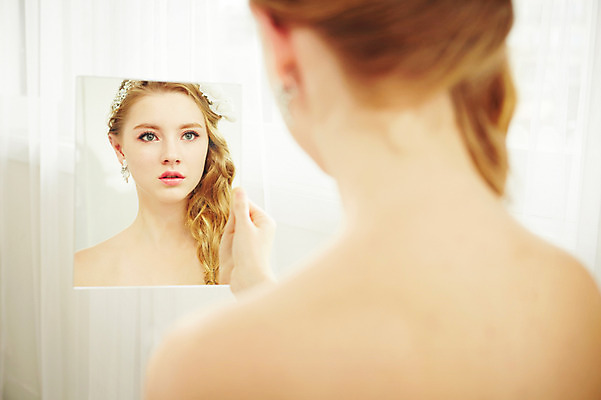 포토 JPG 스튜디오촬영 서양인 외국인 여자 신부 웨딩드레스 결혼 모션 실내 한명 들기 사람 앉기 상반신 20대 성인 뒷모습 거울 커튼 우아함 창가 청년만 청년여자만 청년여자한명만 성인여자한명만 국내포토 1 드레스 뷰포인트 컨셉 창문 인종 이벤트 청년 내부 여자만 여자한명만 성인여자만 성인만 파일형식