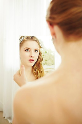 포토 JPG 스튜디오촬영 서양인 외국인 여자 신부 웨딩드레스 결혼 모션 실내 한명 들기 사람 앉기 상반신 20대 성인 뒷모습 거울 커튼 우아함 창가 청년만 청년여자만 청년여자한명만 성인여자한명만 국내포토 1 드레스 뷰포인트 컨셉 창문 인종 이벤트 청년 내부 여자만 여자한명만 성인여자만 성인만 파일형식