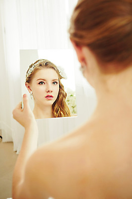 포토 JPG 스튜디오촬영 서양인 외국인 여자 신부 웨딩드레스 결혼 모션 실내 한명 들기 사람 상반신 20대 성인 뒷모습 거울 커튼 우아함 창가 청년만 청년여자만 청년여자한명만 성인여자한명만 국내포토 1 드레스 뷰포인트 컨셉 창문 인종 이벤트 청년 내부 여자만 여자한명만 성인여자만 성인만 파일형식