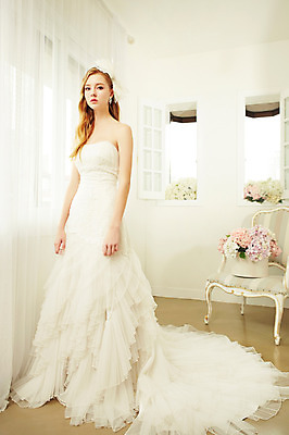 포토 JPG 스튜디오촬영 전신 서양인 외국인 여자 꽃 신부 웨딩드레스 결혼 의자 창문 모션 실내 한명 서기 사람 20대 성인 옆모습 커튼 우아함 창가 청년만 청년여자만 청년여자한명만 성인여자한명만 국내포토 식물 1 드레스 뷰포인트 가구 컨셉 인종 이벤트 청년 내부 여자만 여자한명만 성인여자만 성인만 파일형식