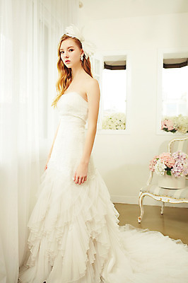 포토 JPG 스튜디오촬영 서양인 외국인 여자 꽃 화분 신부 웨딩드레스 결혼 의자 창문 모션 실내 한명 서기 사람 상반신 20대 성인 옆모습 커튼 우아함 창가 청년만 청년여자만 청년여자한명만 성인여자한명만 국내포토 식물 1 드레스 뷰포인트 가구 컨셉 인종 이벤트 청년 내부 여자만 여자한명만 성인여자만 성인만 파일형식